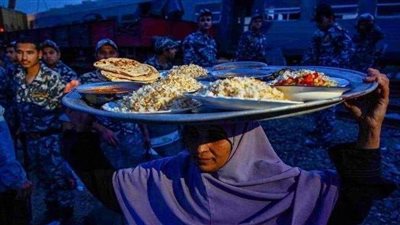 ستات القليوبية بميت راجل.. سيدة تحمل صينية مسافة طويلة لإطعام مصابي القطار