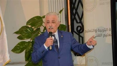 وزير التعليم يتحدث عن وقف الدراسة ويكشف عن إجراء يتخذه اليوم | فيديو