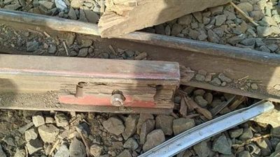 تساؤلات حول الفلنكات الخشبية وسبب سقوط عربات المنتصف في قطار طوخ