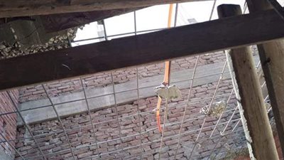 إزالة سقف مخالف بعقار في جزيرة الذهب | صور