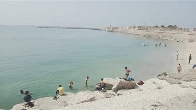 ارتفاع درجات الحرارة في الإسكندرية والأهالي يهربون إلى الشواطئ | صور