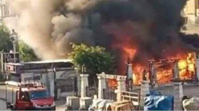 ندب الأدلة الجنائية لمعاينة حريق مخزن ورق وآخر بشقة في الإسكندرية