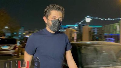 كريم عبدالعزيز ونجوم مسرح مصر يشاركون في عزاء والدة أحمد خالد صالح |فيديو