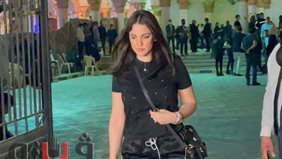 أشرف عبد الباقي ودرة ويسرا يحضرون عزاء والدة أحمد خالد صالح | فيديو