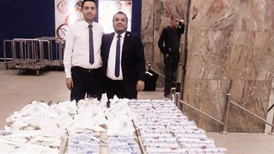 ضبط راكب حاول تهريب مستحضرات تجميل بمطار القاهرة | صور
