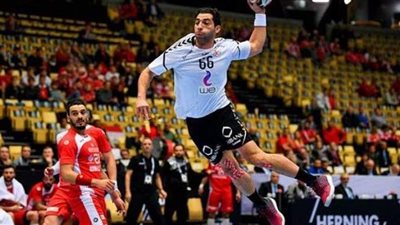 أحمد الأحمر الأسطورة الزملكاوية يرفع درع دوري اليد