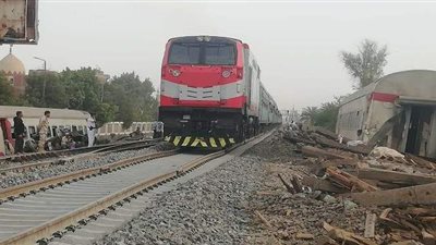 الحياة تدب من جديد بعد توقف 24 ساعة.. عودة حركة القطارات على خط 