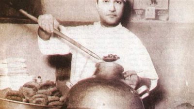 خلصت فلوسه.. محمد عبد الوهاب يرهن ساعته ومعطفه لمطعم مقابل إفطار رمضان في باريس