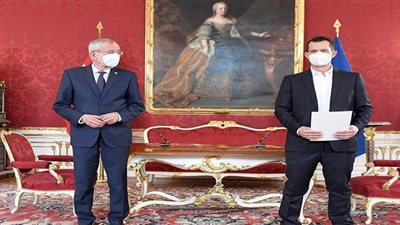 وزير يؤدي اليمين الدستورية بحذاء رياضي يثير ضجة في النمسا | فيديو