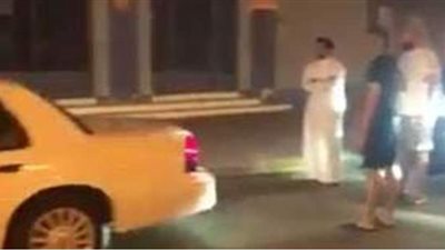 كويتيون ينتصرون للحارس المصري ويتجمهرون أمام المدرسة للتضامن معه | فيديو