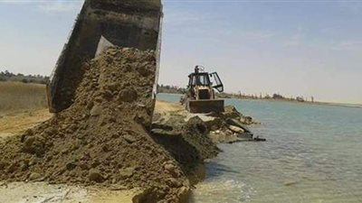 بسبب الرياح الشديدة.. تعلية جسر فطناس بسيوة لحمايته من الانهيار