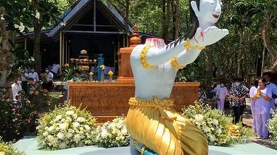 لحياة أفضل بعد الموت.. راهب يقطع رأسه بجوار تمثال بوذا في تايلاند | صور