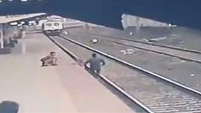 فيديو مرعب.. لحظة إنقاذ طفل من موت محقق بعد سقوطه أمام القطار