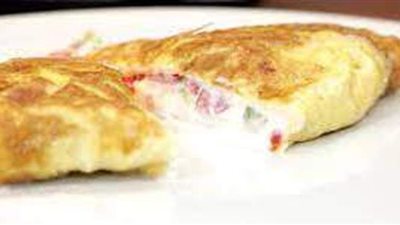 طرق تحضير البيض بالجبنة وعدس بالطماطم على السحور | فيديو