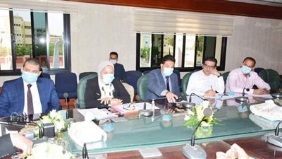 محافظ سوهاج يلتقي مسؤولي القطاع الصحي للوقوف على مستجدات كورونا