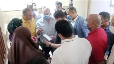 نائب محافظ الجيزة يلتقي بأهالي منشأة القناطر ويستمع لاقتراحاتهم| صور