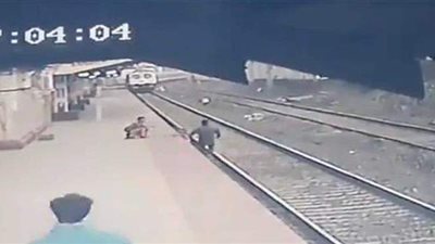 عامل ينقذ طفلا سقط على سكة حديد في الهند