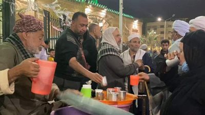 على باب «السيدة زينب».. الحاج عبد المنعم يسقي  «حبابيب أم العواجز».. فيديو