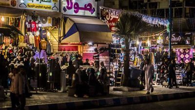 رغم ارتفاع إصابات كورونا.. زحام وتكدس على المحال بأسواق مطروح لشراء ملابس العيد | صور