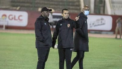 مران الأهلي| موسيماني يجتمع مع جهازه المعاون استعدادا لمباراة سموحة