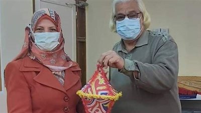 للتهنئة بالشهر الكريم.. مسيحي يهدي مديرة إدارة شبين الكوم الصحية فانوس رمضان