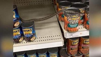 كانت تعتقده لعبة أطفال..متسوقة تتفاجأ بثعبان يتحرك داخل عبوات الفاصوليا