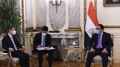 رئيس الوزراء يلتقى سفير الصين لمناقشة تصنيع لقاح سينوفاك فى مصر