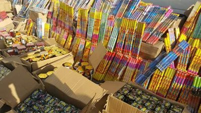 ضبط مدير مكتبة بحوزته 30600 صاروخ ألعاب نارية بالقليوبية