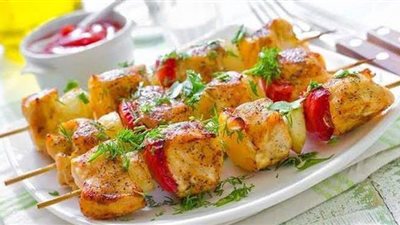 لذيذ وخفيف على الإفطار.. طريقة عمل الشيش طاووق