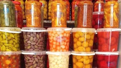 لاستخدام الصودا الكاوية.. مصادرة 8 أطنان مخلل غير صالح للاستهلاك بإمبابة