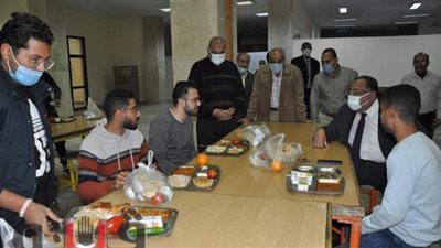 رئيس جامعة حلوان يشارك الطلاب الإفطار الرمضاني.. صور