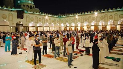 وسط أجواء روحانية.. مئات المصلين يؤدون صلاة التراويح في الأزهر | صور