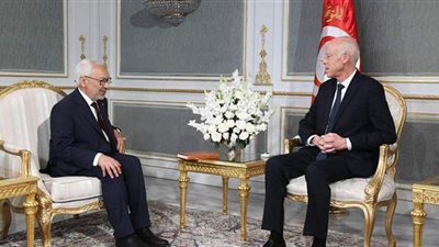 ضابط مخابرات و5 ملايين دولار.. صراع قيس والإخوان يدخل تونس حقل الألغام