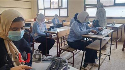 طلاب الثانوية العامة يؤدون آخر أيام الامتحانات التجريبية لشهر أبريل