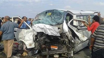 إصابة 18 شخصا في حادث تصادم سيارتين بطريق أسوان القاهرة