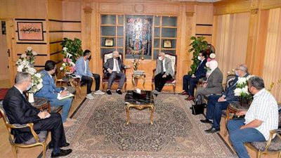 تفاصيل اجتماع رئيس جامعة المنصورة لاستعراض المشروعات الطبية