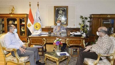 الاستعانة بفرق الصحة في حملات تطهير المنشآت التعليمية والخدمية بأسيوط