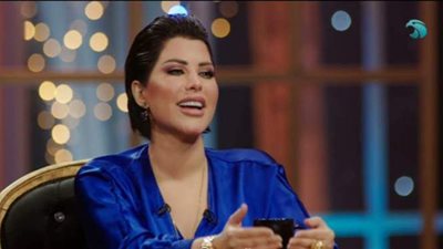 شمس الكويتية عن دفن نفسها تحت الرمال: حبيت أجرب الموت| فيديو