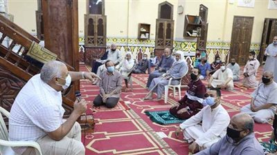 محافظ الوادي الجديد يلتقي المواطنين بمسجد إبراهيم شكري بالخارجة