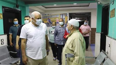 محافظ الوادي الجديد يتفقد العيادات الطبية بمركز تأهيل ذوي الاحتياجات الخاصة