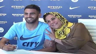 شاهد.. كيف تتابع والدة رياض محرز مباريات ابنها مع السيتي في رمضان | فيديو