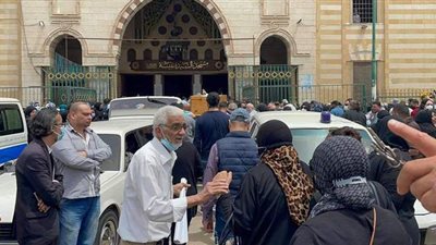 لحظة صلاة الجنازة على السيناريست مصطفى محرم بمسجد السيدة نفيسة | فيديو