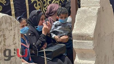 انهيار أسرة مصطفى محرم خلال مراسم دفنه | فيديو وصور