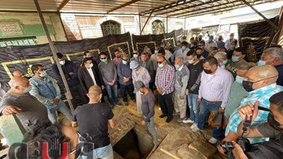 لحظة دفن الكاتب الراحل مصطفى محرم بمقابر السيدة نفيسة | فيديو وصور