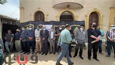 أسرة الكاتب الراحل مصطفى محرم تستقبل العزاء بمقابر السيدة نفيسة | صور
