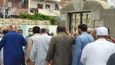 أسامة حسني يتلقى العزاء في وفاة جدته بالشرقية