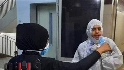 لرعاية المرضى.. الأطقم الطبية تتناول الإفطار بملابس العزل في قنا | صور