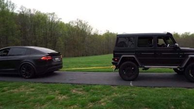 تيسلا موديل X تتغلب على مرسيدس G550 4×4 بتحدي «الحبل» | فيديو