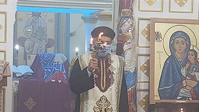 كاهن عام إيبارشية الأقصر يترأس صلاة القنديل العام | صور