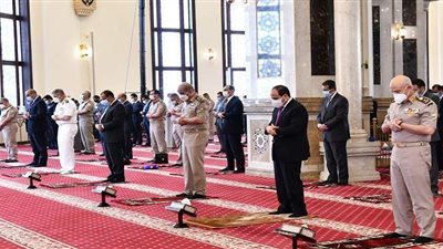السيسي يؤدي صلاة الجمعة بمسجد المشير ويلتقي عددا من كبار قادة القوات المسلحة | صور